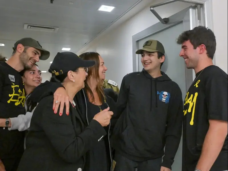 עידן אלכסנדר בבית החולים איכלוב עם משפחתו