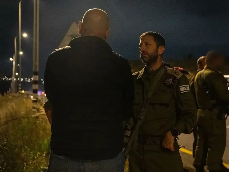 אלוף פיקוד המרכז, אבי בלוט, בזירת הפיגוע בין ברוכין לפדואל, 15 במאי 2025
