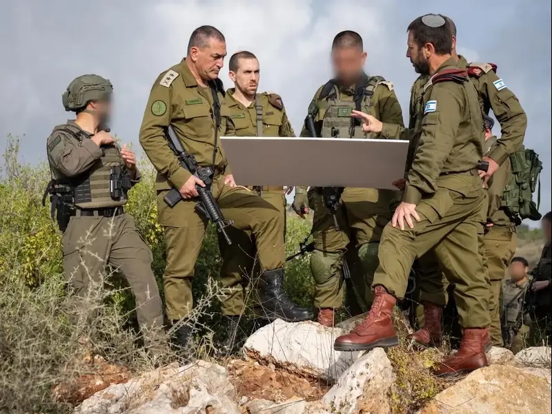 הרמטכ״ל, רב-אלוף אייל זמיר בזירת הפיגוע בשומרון עם מפקד פיקוד המרכז, אלוף אבי בלוט, מפקד אוגדת יהודה ושומרון, תת-אלוף יקי דולף