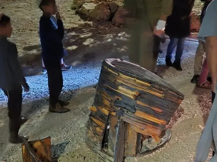 חלקי יירוט של טיל מתימן שנפלו בהתנחלות אלון שבות