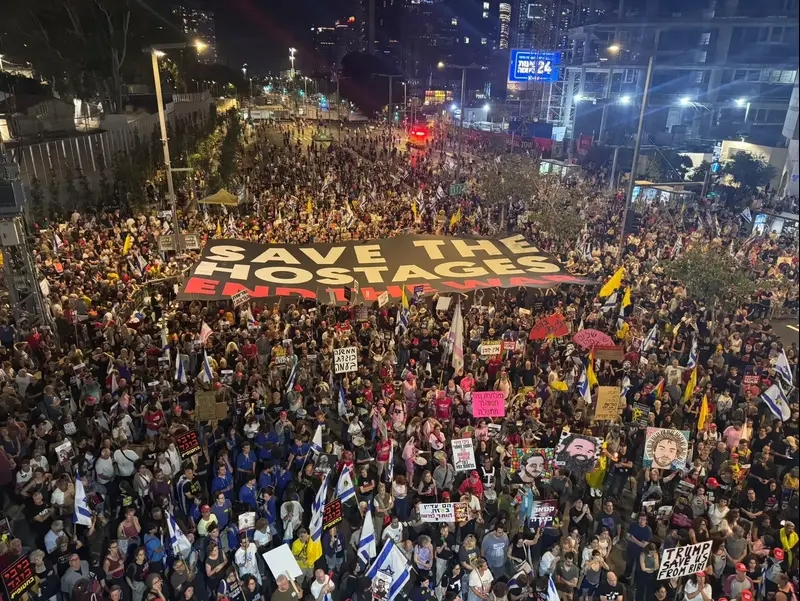 דגל פריסה בבגין בפנייה לטראמפ: save the hostages end the war
24 במאי 2025