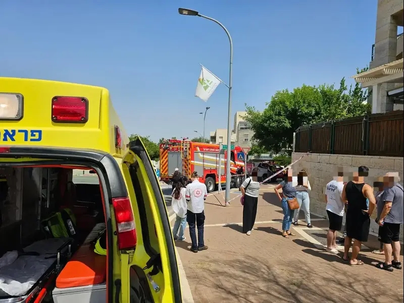 כוחות מד"א וכיבוי אש בזירת שריפה של דירה ברחוב בין שאן במודיעין בה נספו אם ובנה

1 ביוני 2025