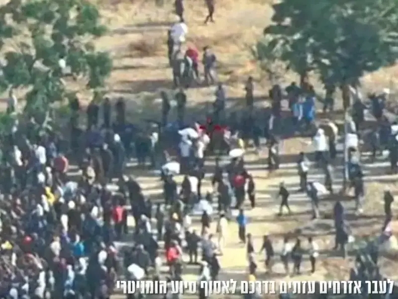 תיעוד רחפן חושף: חמושים בעזה יורים לעבר אזרחים עזתים בדרכם לאסוף סיוע הומניטרי