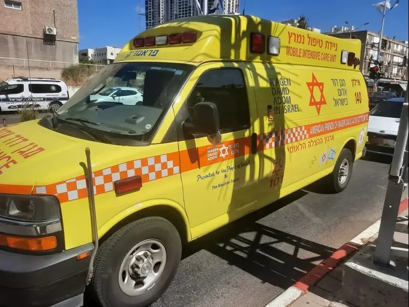 ניידת מגן דוד אדום בזירת האירוע בבת ים