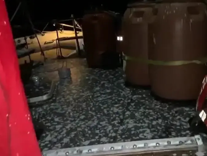 "חומר לבן מגרה" שרוסס על ידי רחפנים ישראלים בספינת ה"מדלין". 9.6.2025