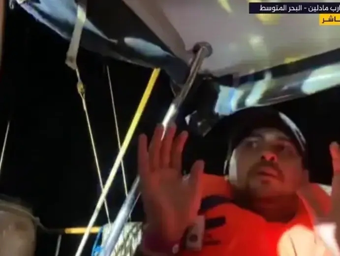 רגע עליית חיילי צה"ל לספינת ה"מדלין", הפעיל מרים ידיים. 9.6.2025