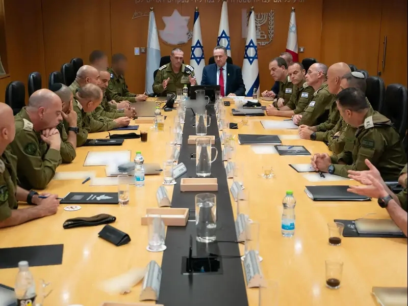 שר הביטחון ישראל כ"ץ  עם הרמטכ"ל, רב-אלוף אייל זמיר, וחברי פורום מטכ"ל, שעות ספורות לפני פתיחת מבצע "עם כלביא" באיראן, 13 ביוני 2025
