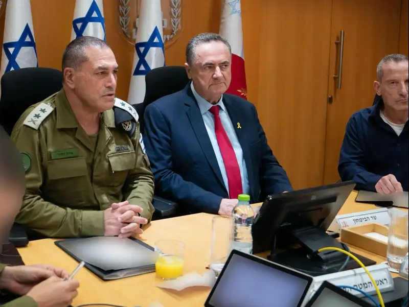 שר הביטחון ישראל כ"ץ  עם הרמטכ"ל, רב-אלוף אייל זמיר, וחברי פורום מטכ"ל, שעות ספורות לפני פתיחת מבצע "עם כלביא" באיראן, 13 ביוני 2025