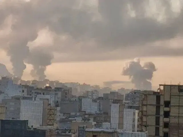 עשן מיתמר מתקיפות של חיל האוויר במחוז מזרח אזרבייג'ן באיראן, 13 ביוני 2025