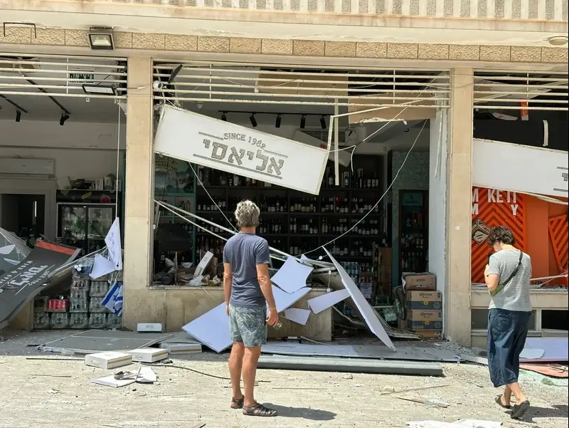נזק בבתי עסק בתל אביב כתוצאה מפגיעות טילים מאיראן, 16 ביוני 2025