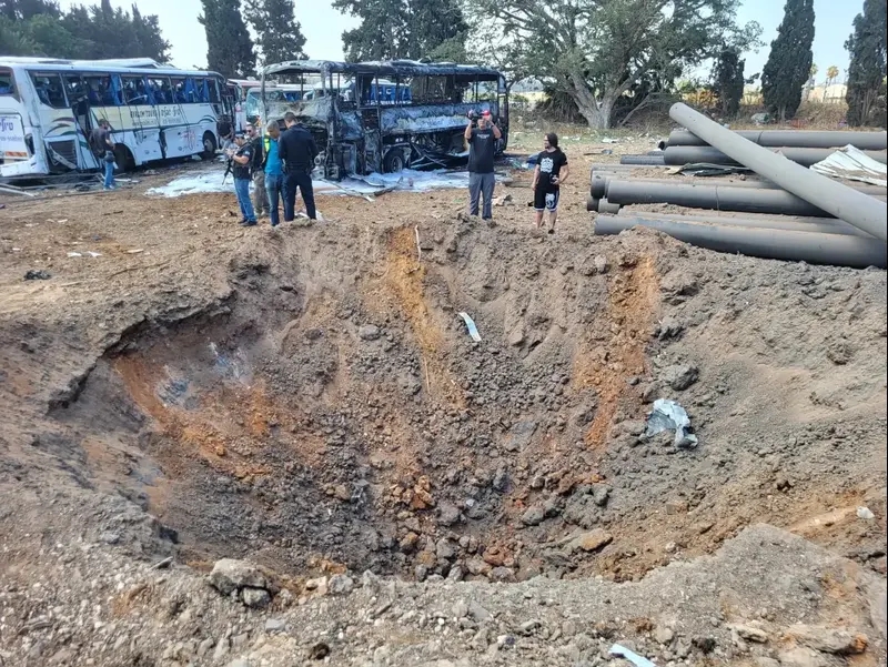 מכתש שנוצר כתוצאה מנפילת טיל ששוגר מאיראן, חניון אוטובוסים 17 ביוני 2025