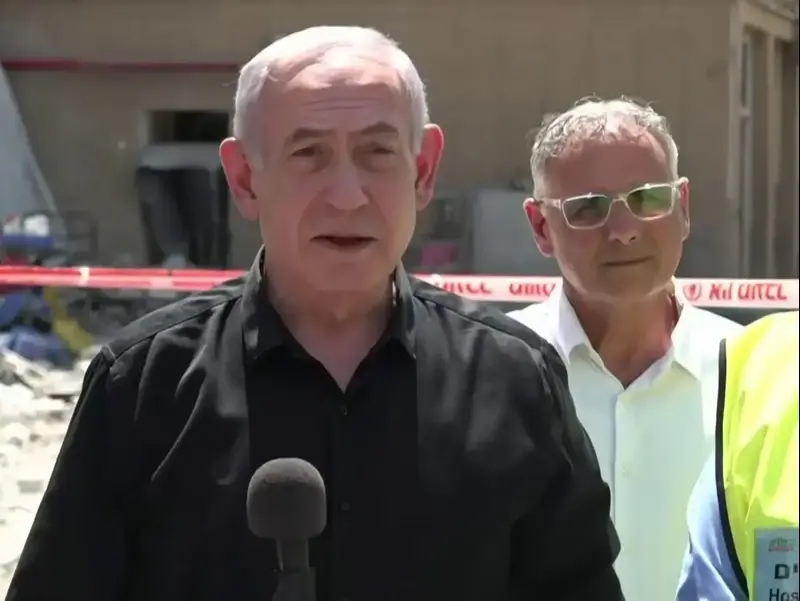 ראש הממשלה בנימין נתניהו בזירת הרס בסורוקה. 19 ביוני 2025
