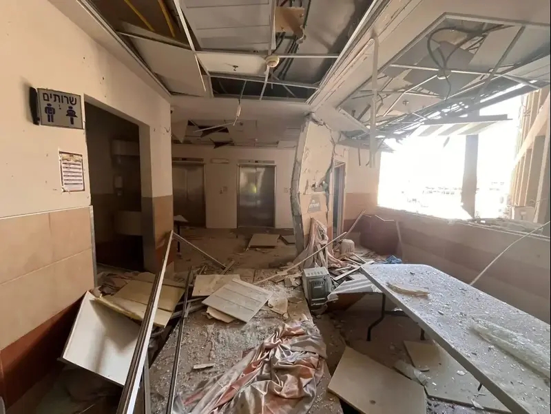 הנזק שנגרם מפגיעת טיל איראני, בית החולים סורוקה, באר שבע, 19 ביוני 2025
