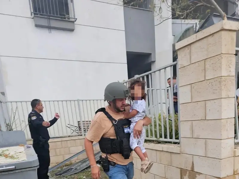 שוטר חילץ ילדה מזירת הנפילה בבאר שבע. 20.6.25