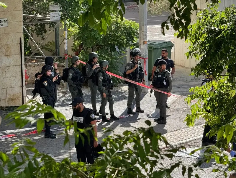 כוחות חילוץ וביטחון בזירת פגיעה מנפילת טיל ששוגר מאיראן, 20 ביוני 2025