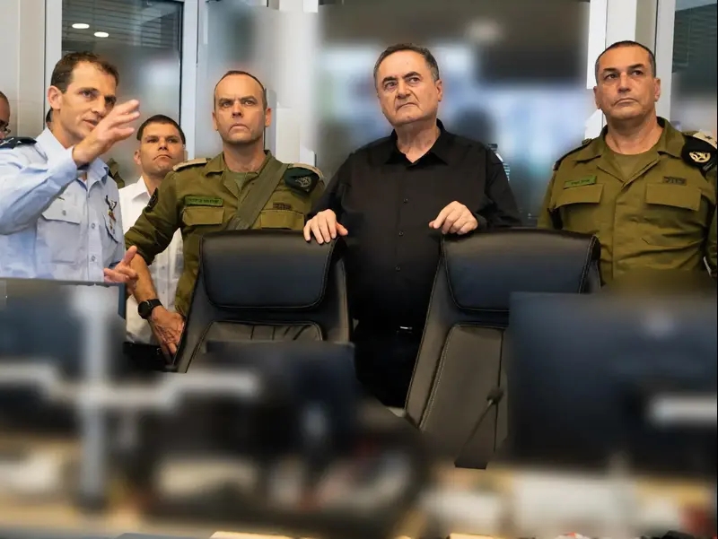שר הביטחון ישראל כ"ץ ביחד עם הרמטכ"ל אייל זמיר ומפקדי צה"ל צופים בבור אגף המבצעים בתקיפות חיל האוויר נגד מטרות משטר בטהרן, איראן, 23 ביוני 2025