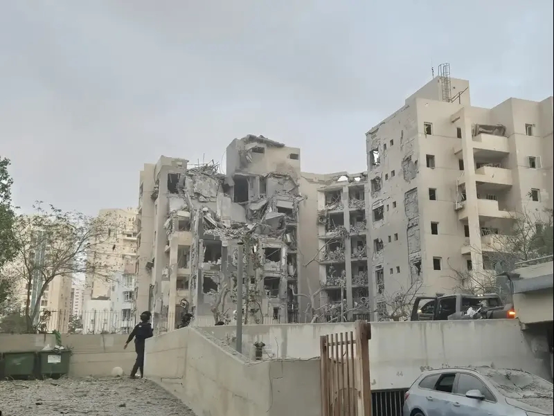 3 בני אדם נהרגו בפגיעת הטיל האיראני בבאר שבע