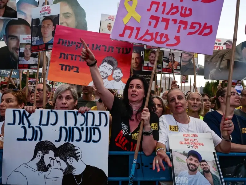 לקראת נסיעת נתניהו: משפחות החטופים דורשות הסכם כולל