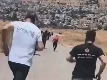 דרוזים סורים מהכפר חדר, שבדרום סוריה רצים לכיוון הגבול עם ישראל באזור מג'דל שמס, 16 ביולי 2025