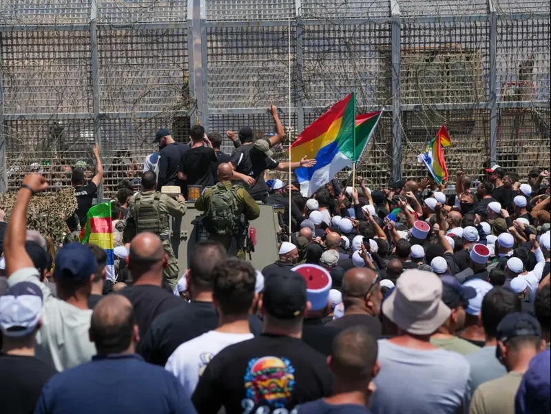 דרוזים סמוך לגדר גבול בין סוריה לישראל, 16 ביולי 2025