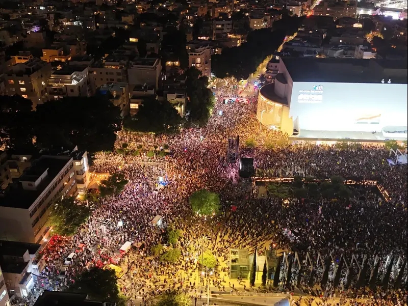 בצל המשבר במו"מ, המונים מפגינים בת"א: "תפסיקו להפקיר"