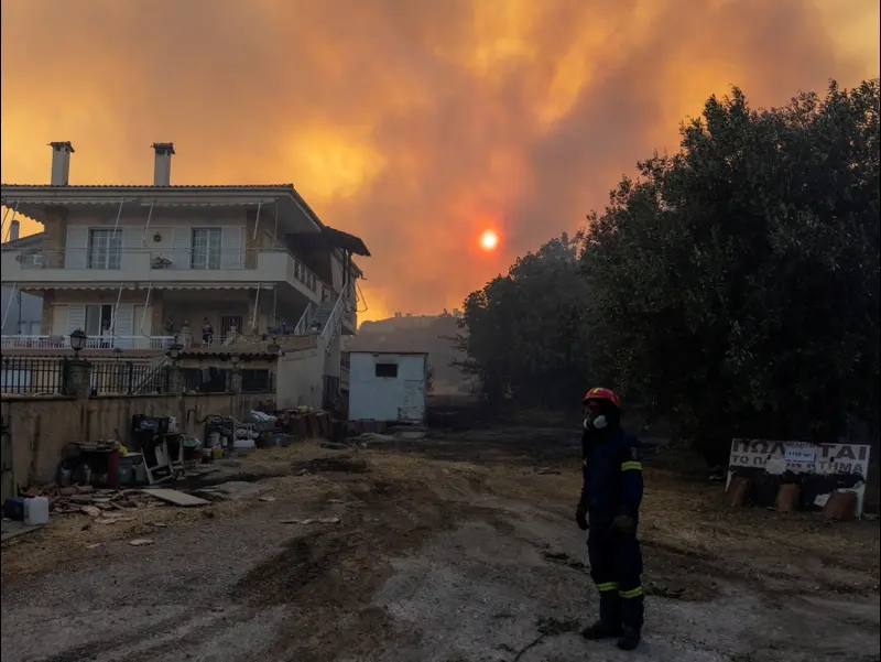 גל חום באירופה: שריפות ענק משתוללות ברחבי יוון