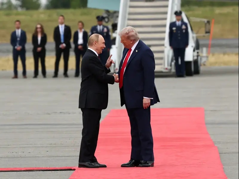 נשיא רוסיה ולדימיר פוטין ונשיא ארה"ב דונלד טראמפ לוחצים ידיים באלסקה, 15 באוגוסט 2025