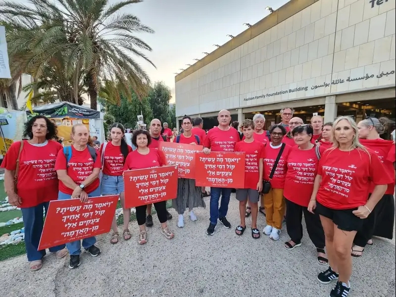איציק הורן בהפגנה למען החזרת החטופים, כיכר החטופים. 16 באוגוסט 2025