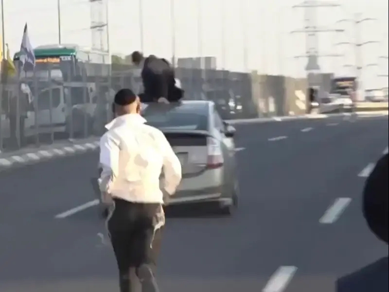 מפגינים חרדים חוסמים את כביש 2. 20 באוגוסט 2025