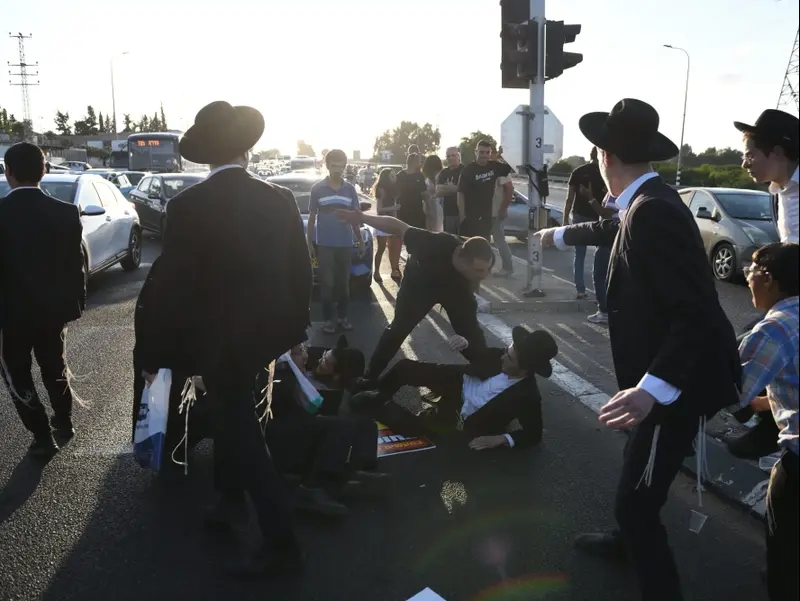 מפגינים חרדים חוסמים את כביש 4 ו-2. 20 באוגוסט 2025