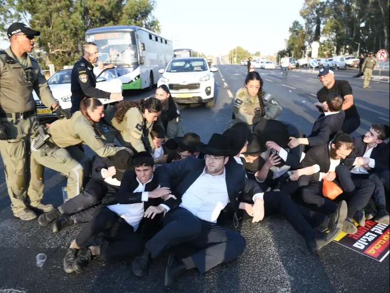 מפגינים חרדים חוסמים את כביש 4 ו-2. 20 באוגוסט 2025