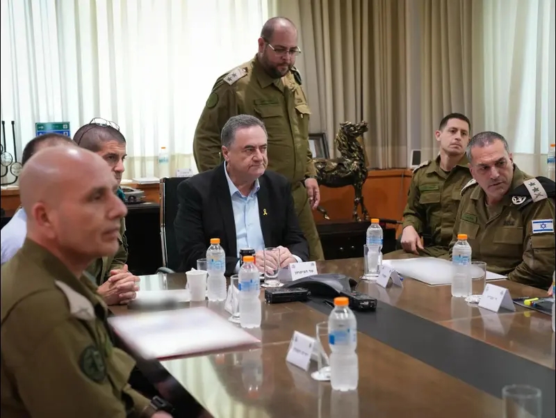 שר הביטחון ישראל כ"ץ,  עם הרמטכ"ל, רב-אלוף אייל זמיר מאשרים עם רה"מ בנימין נתניהו תקיפה בתימן, 28 באוגוסט 2025