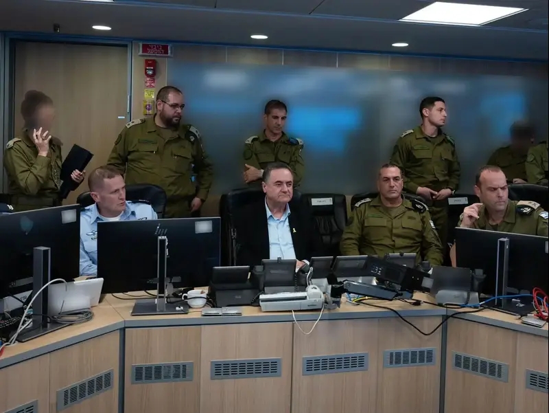 שר הביטחון ישראל כ"ץ בבור הפיקוד מלווה את תקיפת צה"ל בתימן, 28 באוגוסט 2025