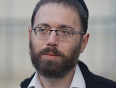 הצייצן ישראל פריי הגיע לחקירה באזהרה - ונעצר