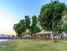 בדקנו את המתקנים, המחיר והחניה – וזה החוף הכי טוב בכנרת