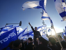 עם המוני מפגינים: החלה מחאת הימין מול בג"ץ