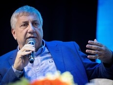 מסע האיומים של המקורב לרה"מ על השרים, ושתיקת נתניהו