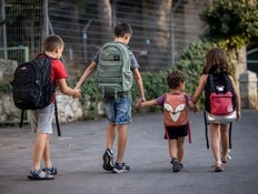 היכן הלימודים יחלו בשעה 11:00 ומי צפוי לשבות לגמרי?