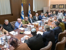 נותקו מהעולם, נלקחו למתחם חשאי: מאחורי ישיבת הקבינט
