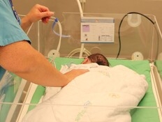 תינוק החליק מידי אימו במקלחת: ההליך החריג שמנע ניתוח