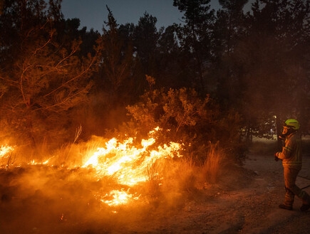 הלהבות מתפשטות, מאמצי הכיבוי נמשכים אל תוך הלילה