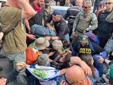 עימותים אלימים מחוץ לכנסת: המשטרה החלה לפנות מוחים בכוח