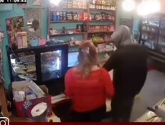 השודד הגיע עם סכין, התגובה של המוכרת הדהימה את הרשת