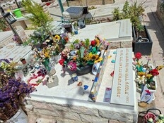 תמונות מטרידות מבית הקברות: "ערמת זיכרון זרוקה בזבל"