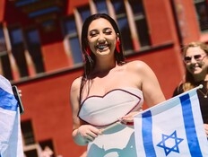 הנובה, וקריאות בוז: יובל רפאל בכותרות בעולם