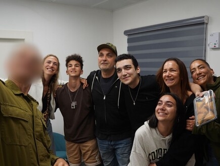 עידן אלכסנדר התאחד עם בני משפחתו - התמונות הראשונות