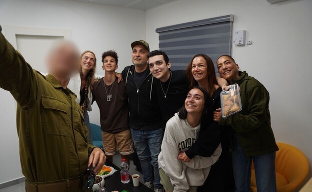 התמונות המרגשות: עידן אלכסנדר התאחד עם בני משפחתו