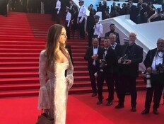 האיסור שהוטל על מייה שם - על השטיח האדום