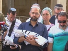 עטוף בטלית, בידי אביו: בנה התינוק של צאלה מובא למנוחות