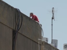 אחרי שהתבצר במשך שעות – החשוד ברצח אשתו קפץ מהגג